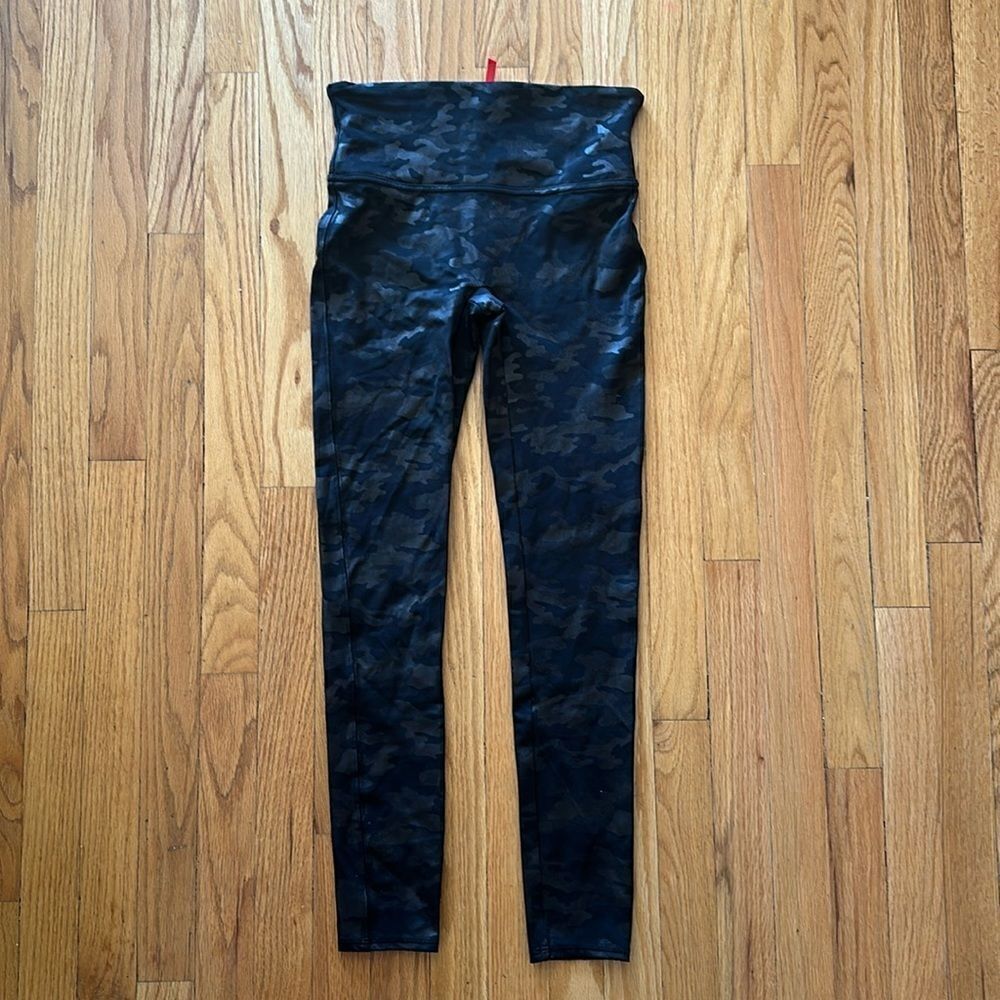 Spanx sz M black shiny camo shapewear leggings great pre owned condition